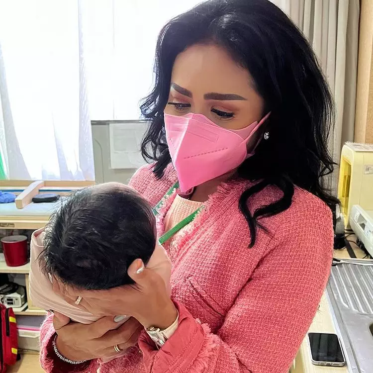 momen keluarga Aurel Hermansyah gendong baby AH © berbagai sumber  momen keluarga Aurel Hermansyah gendong baby AH © berbagai sumber