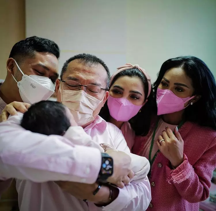 momen keluarga Aurel Hermansyah gendong baby AH © berbagai sumber  momen keluarga Aurel Hermansyah gendong baby AH © berbagai sumber