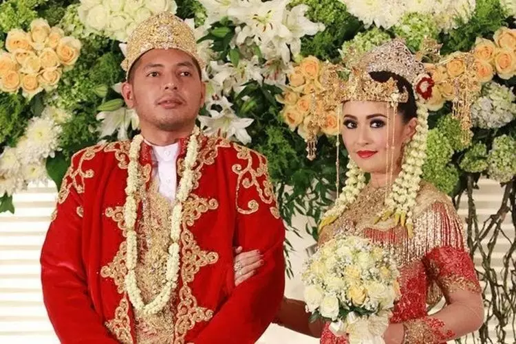Momen pernikahan seleb pakai adat Betawi © berbagai sumber Momen pernikahan seleb pakai adat Betawi © berbagai sumber