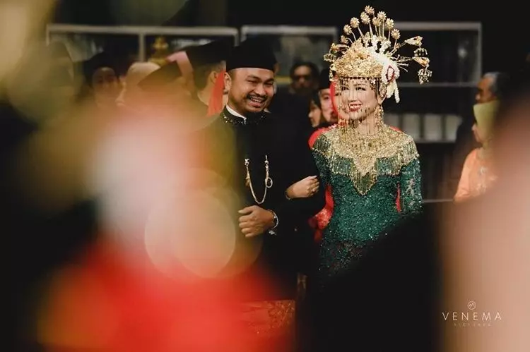 Momen pernikahan seleb pakai adat Betawi © berbagai sumber Momen pernikahan seleb pakai adat Betawi © berbagai sumber