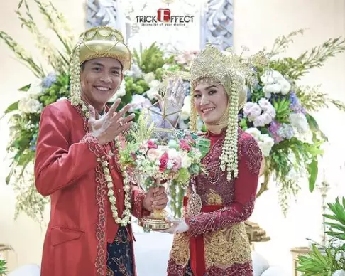 Momen pernikahan seleb pakai adat Betawi © berbagai sumber Momen pernikahan seleb pakai adat Betawi © berbagai sumber