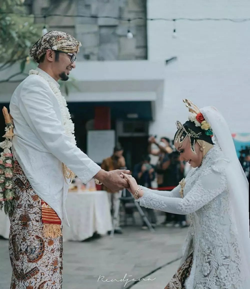 Momen pernikahan seleb pakai adat Betawi © berbagai sumber Momen pernikahan seleb pakai adat Betawi © berbagai sumber