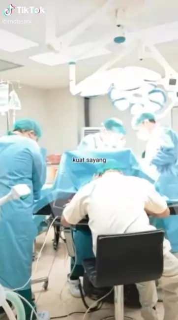 Momen Atta dampingi Aurel saat melahirkan © TikTok Momen Atta dampingi Aurel saat melahirkan © TikTok