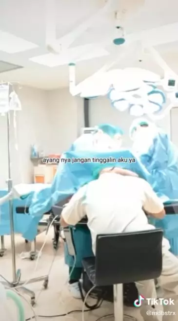 Momen Atta dampingi Aurel saat melahirkan © TikTok Momen Atta dampingi Aurel saat melahirkan © TikTok