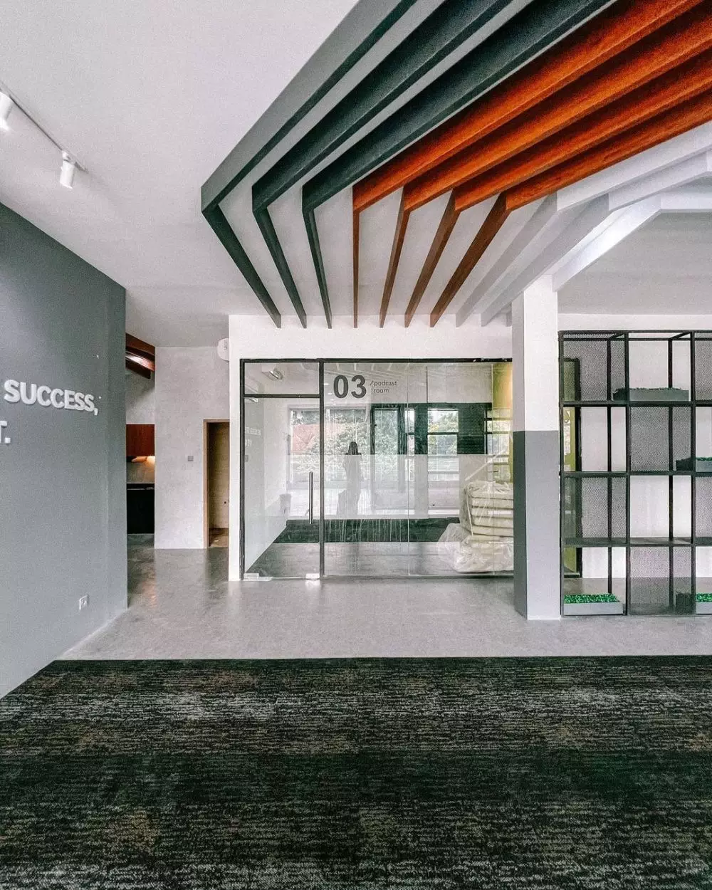 potret kantor baru awkarin © instagram