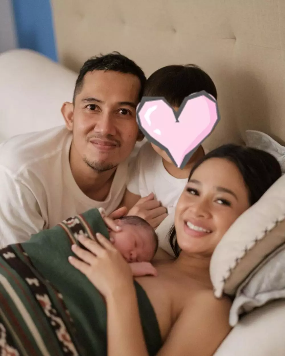 potret natural penyanyi usai lahiran © instagram