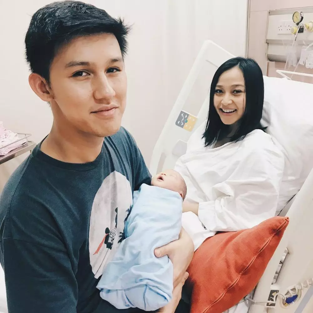 potret natural penyanyi usai lahiran © instagram