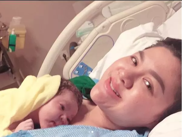 potret natural penyanyi usai lahiran © instagram