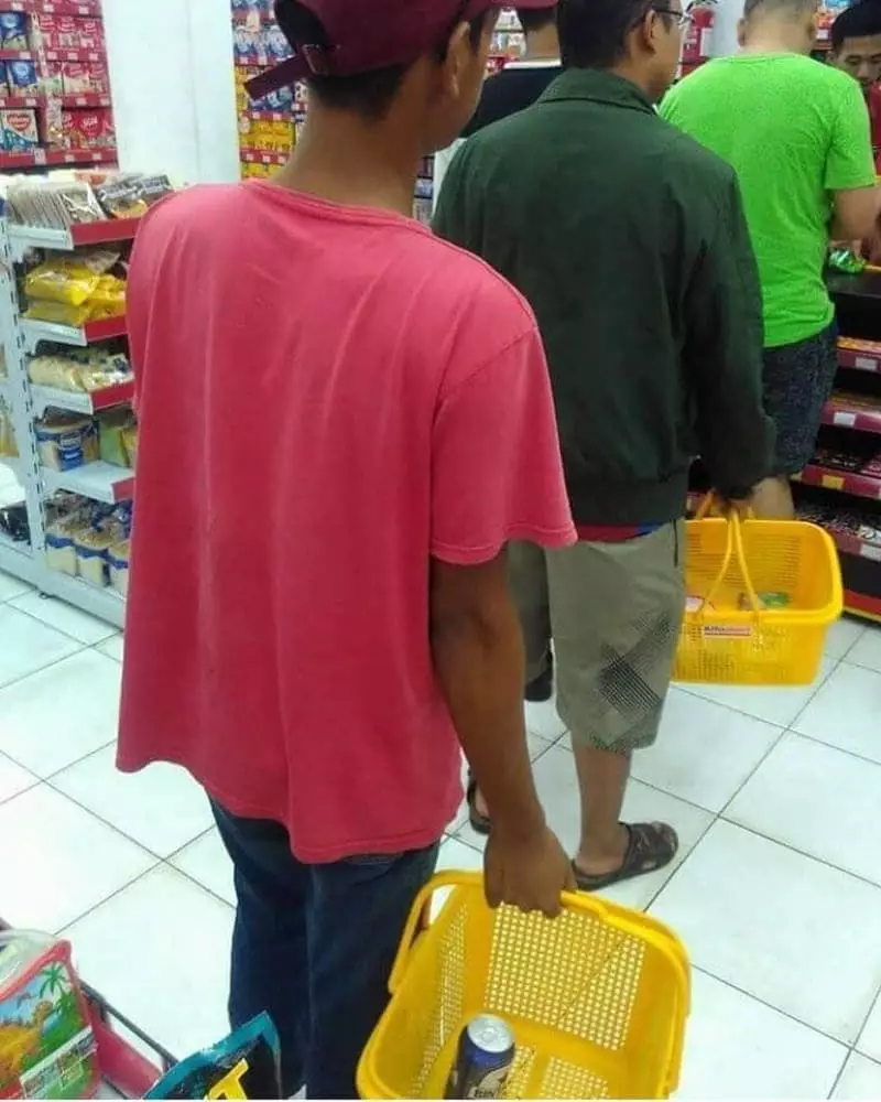 orang di minimarket tingkahnya kocak © 1cak.com