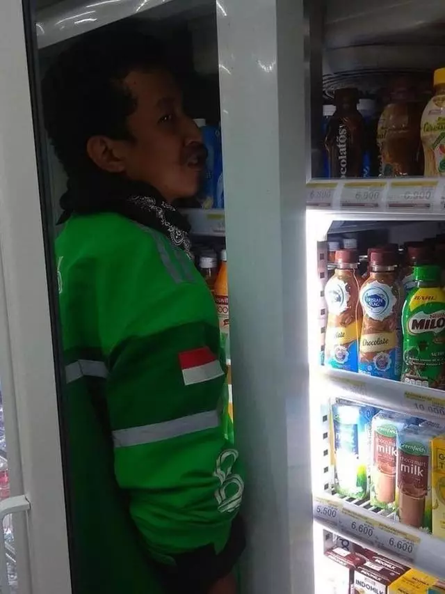 orang di minimarket tingkahnya kocak © 1cak.com