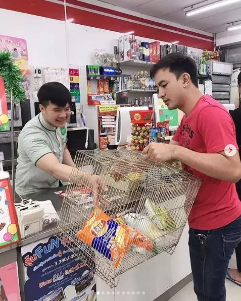 orang di minimarket tingkahnya kocak © 1cak.com