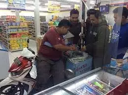 orang di minimarket tingkahnya kocak © 1cak.com