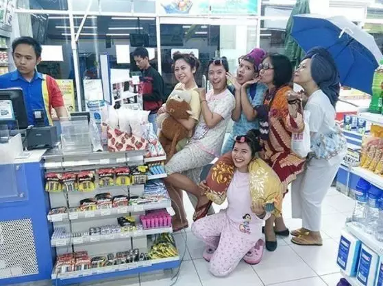 orang di minimarket tingkahnya kocak © 1cak.com