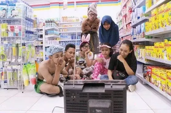 orang di minimarket tingkahnya kocak © 1cak.com
