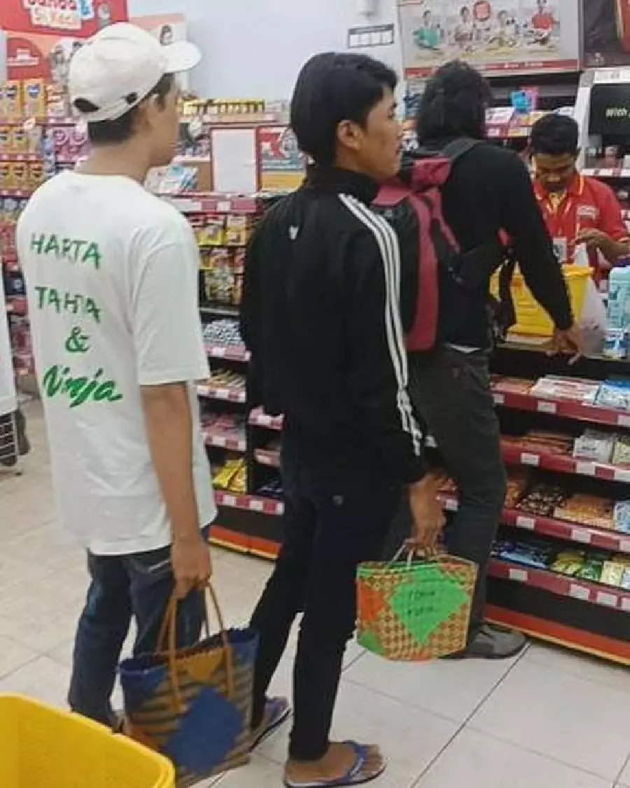orang di minimarket tingkahnya kocak © 1cak.com