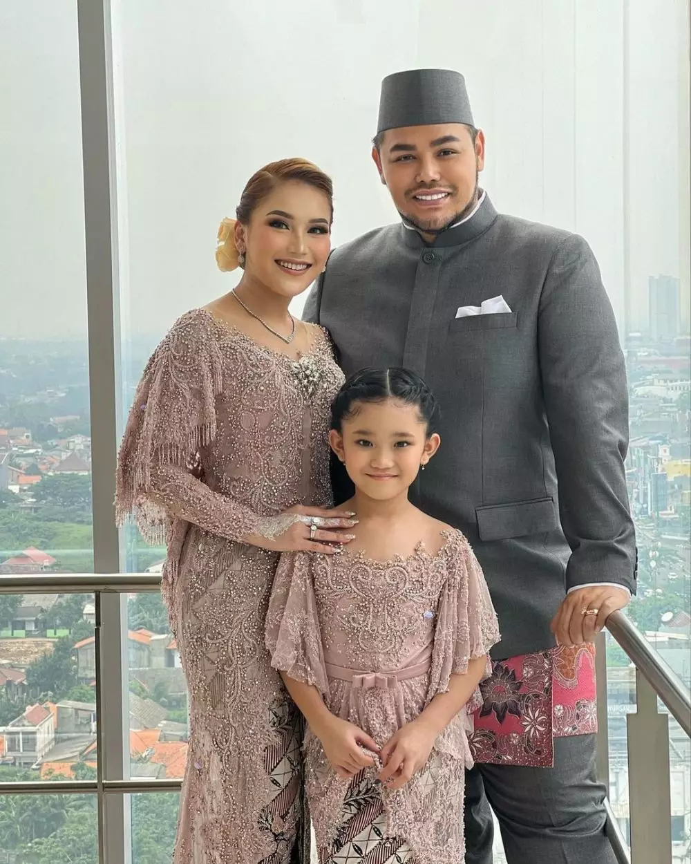 Potret Ivan Gunawan bareng Ayu Ting Ting dan Bilqis Instagram Potret Ivan Gunawan bareng Ayu Ting Ting dan Bilqis Instagram