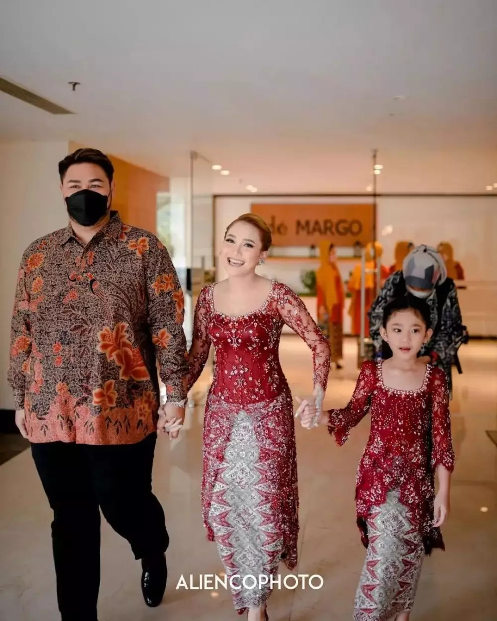 Potret Ivan Gunawan bareng Ayu Ting Ting dan Bilqis Instagram Potret Ivan Gunawan bareng Ayu Ting Ting dan Bilqis Instagram