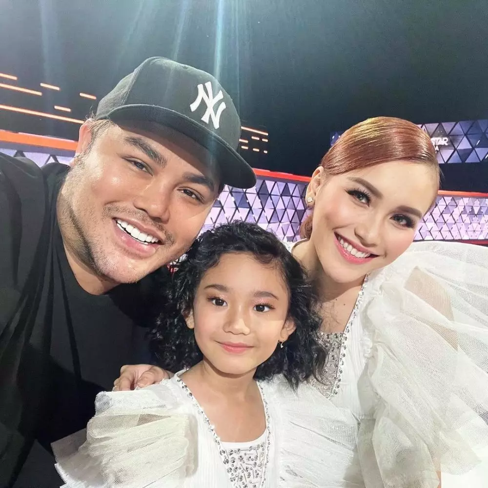Potret Ivan Gunawan bareng Ayu Ting Ting dan Bilqis Instagram Potret Ivan Gunawan bareng Ayu Ting Ting dan Bilqis Instagram