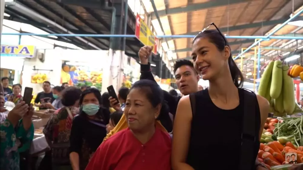 momen seleb ditemani suami belanja ke pasar © berbagai sumber momen seleb ditemani suami belanja ke pasar © berbagai sumber