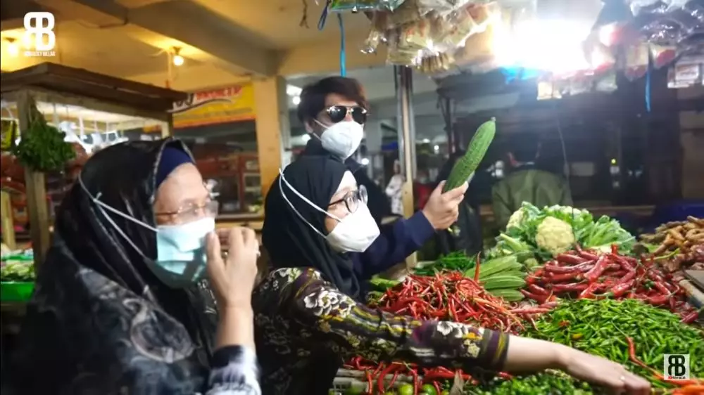 momen seleb ditemani suami belanja ke pasar © berbagai sumber momen seleb ditemani suami belanja ke pasar © berbagai sumber