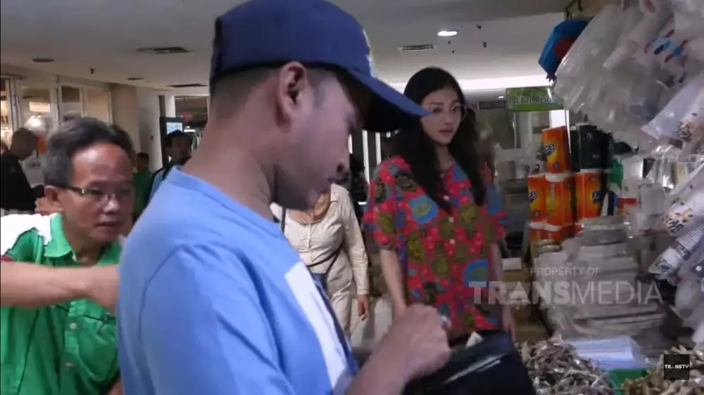 momen seleb ditemani suami belanja ke pasar © berbagai sumber momen seleb ditemani suami belanja ke pasar © berbagai sumber