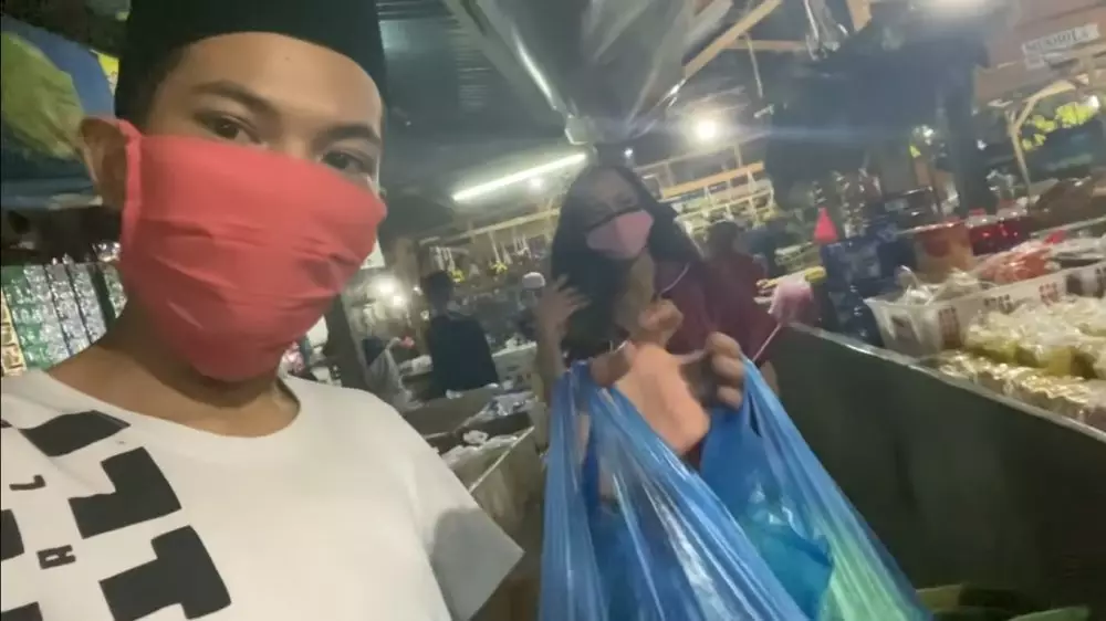 momen seleb ditemani suami belanja ke pasar © berbagai sumber momen seleb ditemani suami belanja ke pasar © berbagai sumber