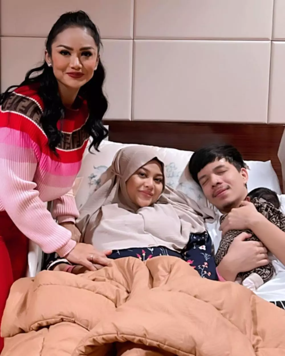 Anang, Ashanty, Krisdayanti momong cucu pertama Berbagai sumber