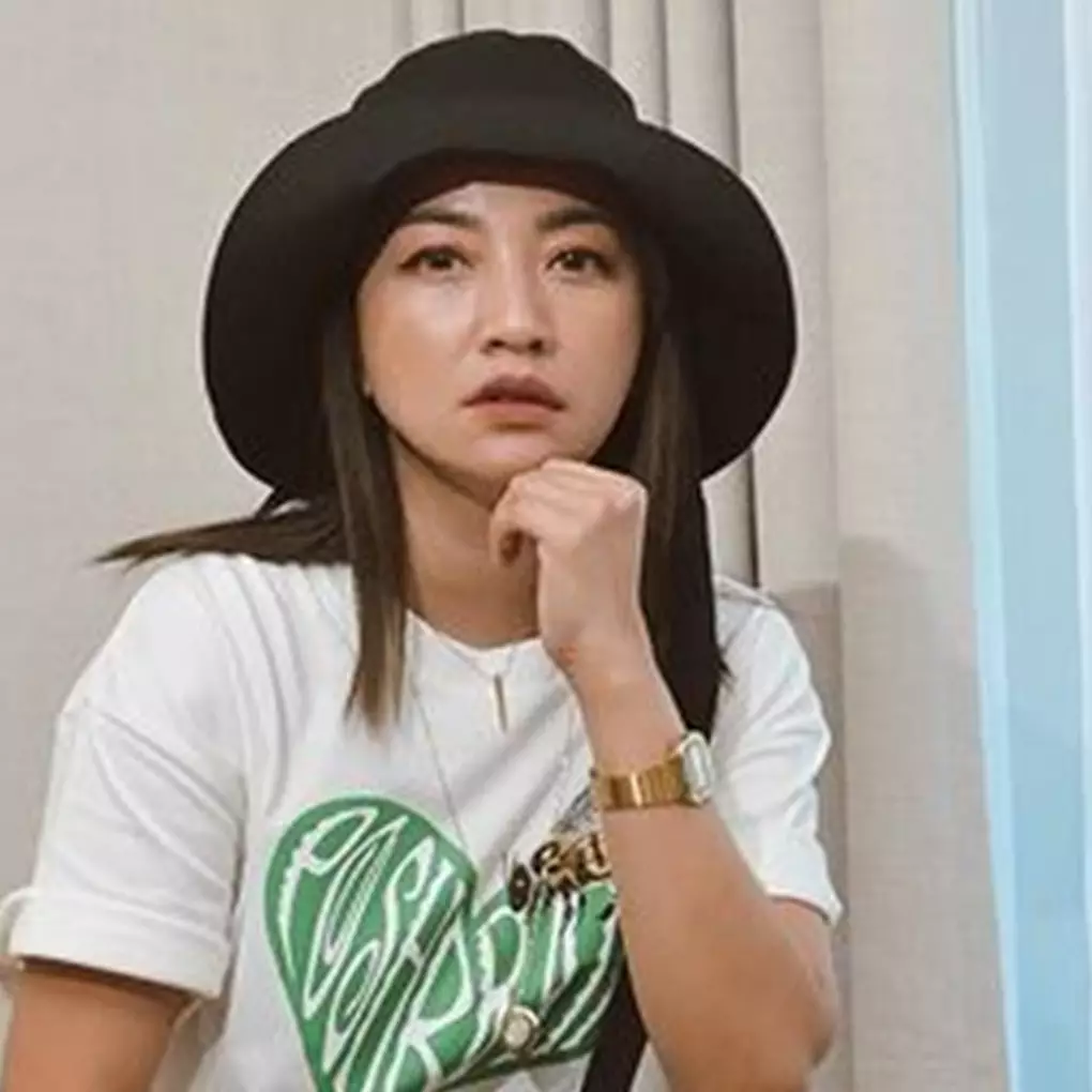 5 Tips lindungi kulit wajah saat liburan ala Hesti Purwadinata