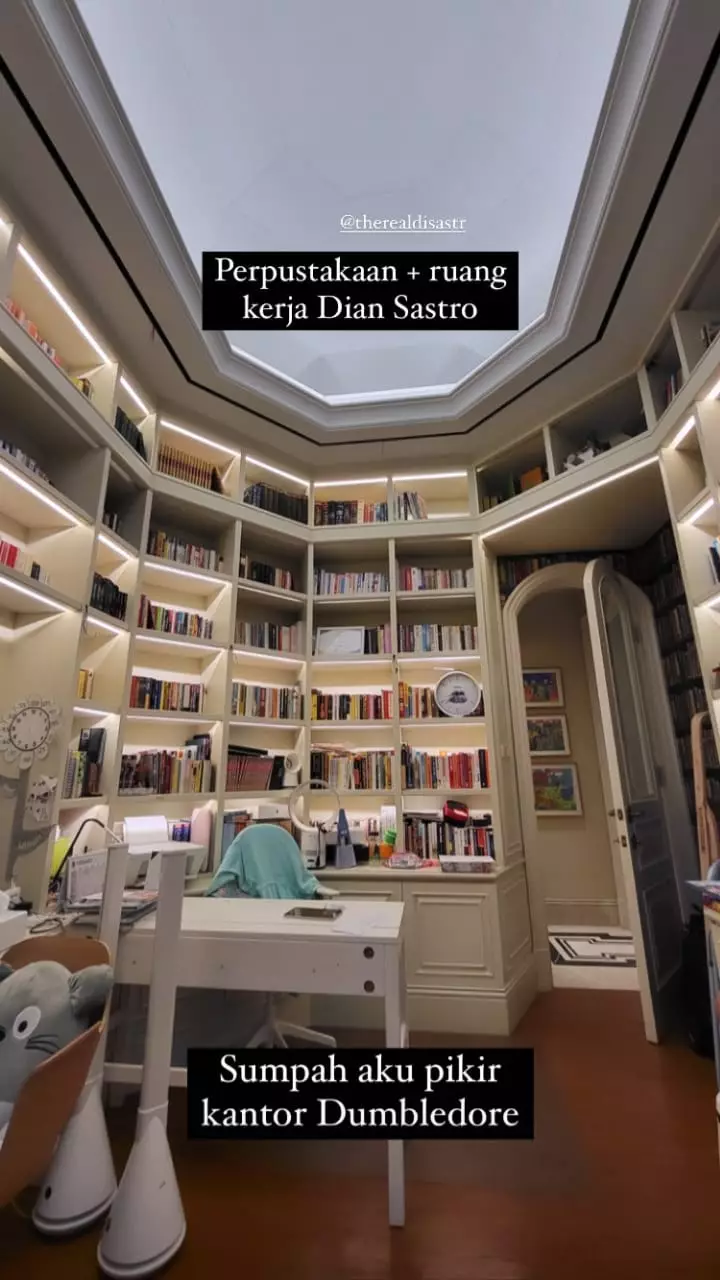 Rumah artis ini dilengkapi perpustakaan mini Berbagai sumber