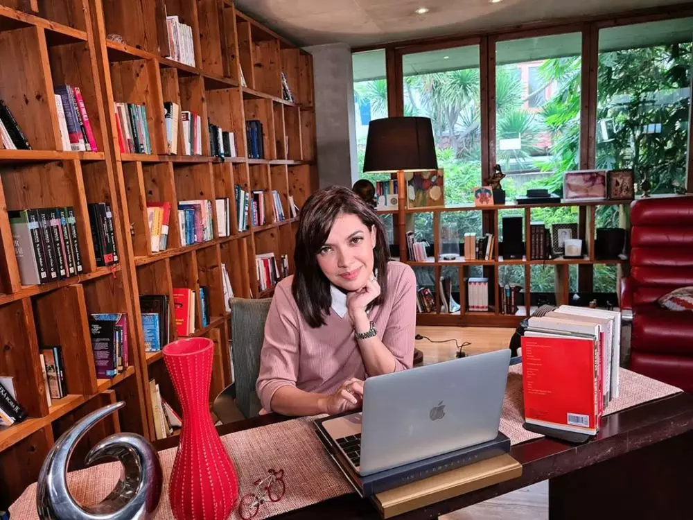 Rumah artis ini dilengkapi perpustakaan mini Berbagai sumber