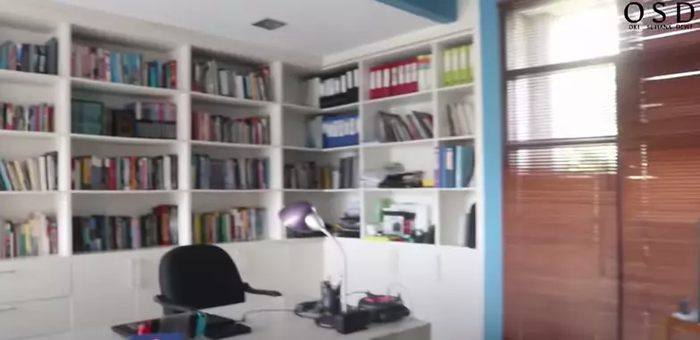 Rumah artis ini dilengkapi perpustakaan mini Berbagai sumber