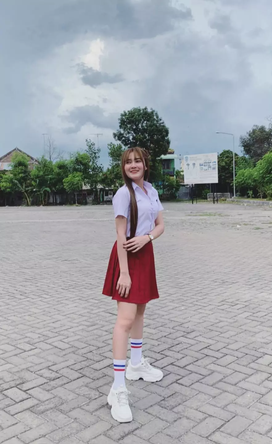 pedangdut cantik pakai seragam sekolah Instagram