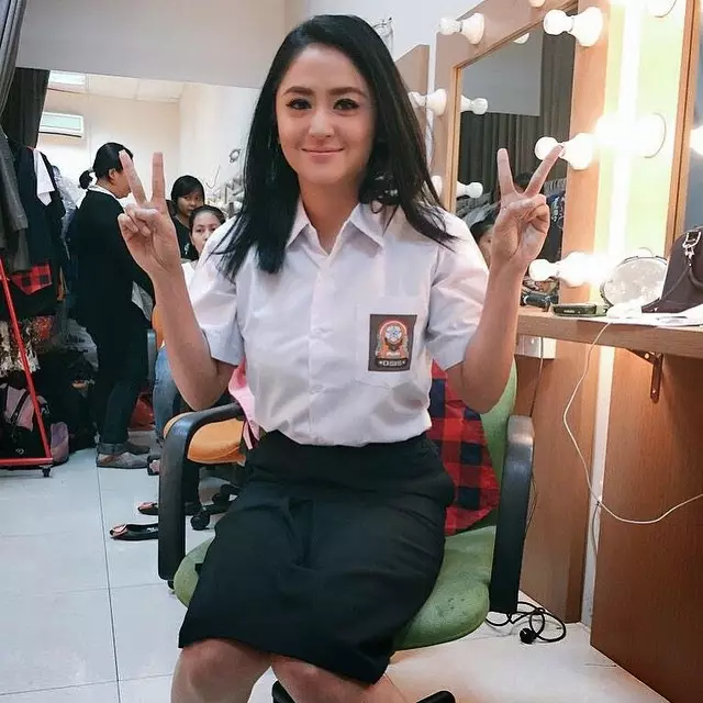 pedangdut cantik pakai seragam sekolah Instagram