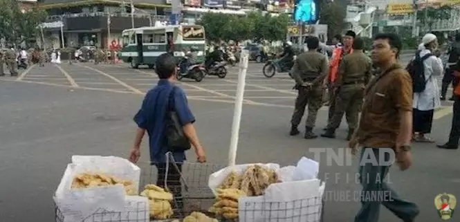 perjuangan anak yatim penjual gorengan jadi prajurit TNI AD © YouTube