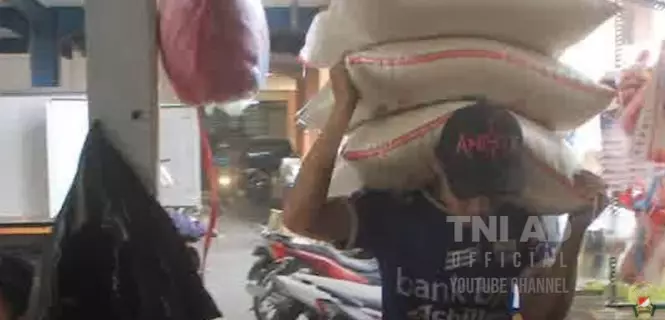 perjuangan anak yatim penjual gorengan jadi prajurit TNI AD © YouTube