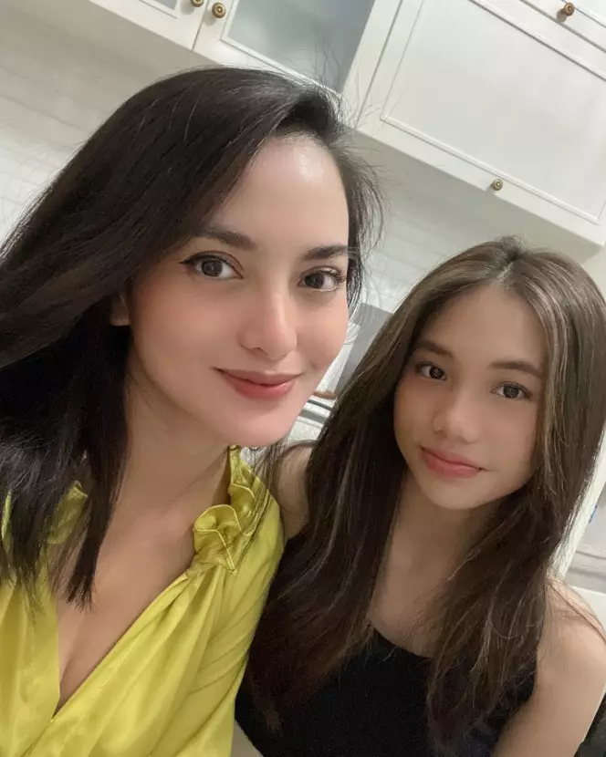 potret terbaaru Jasmine Abeng anak Ririn Ekawati © berbagai sumber potret terbaaru Jasmine Abeng anak Ririn Ekawati © berbagai sumber