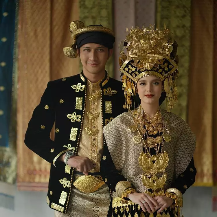 potret mesra Aditya Zoni dan Yasmine Ow © berbagai sumber