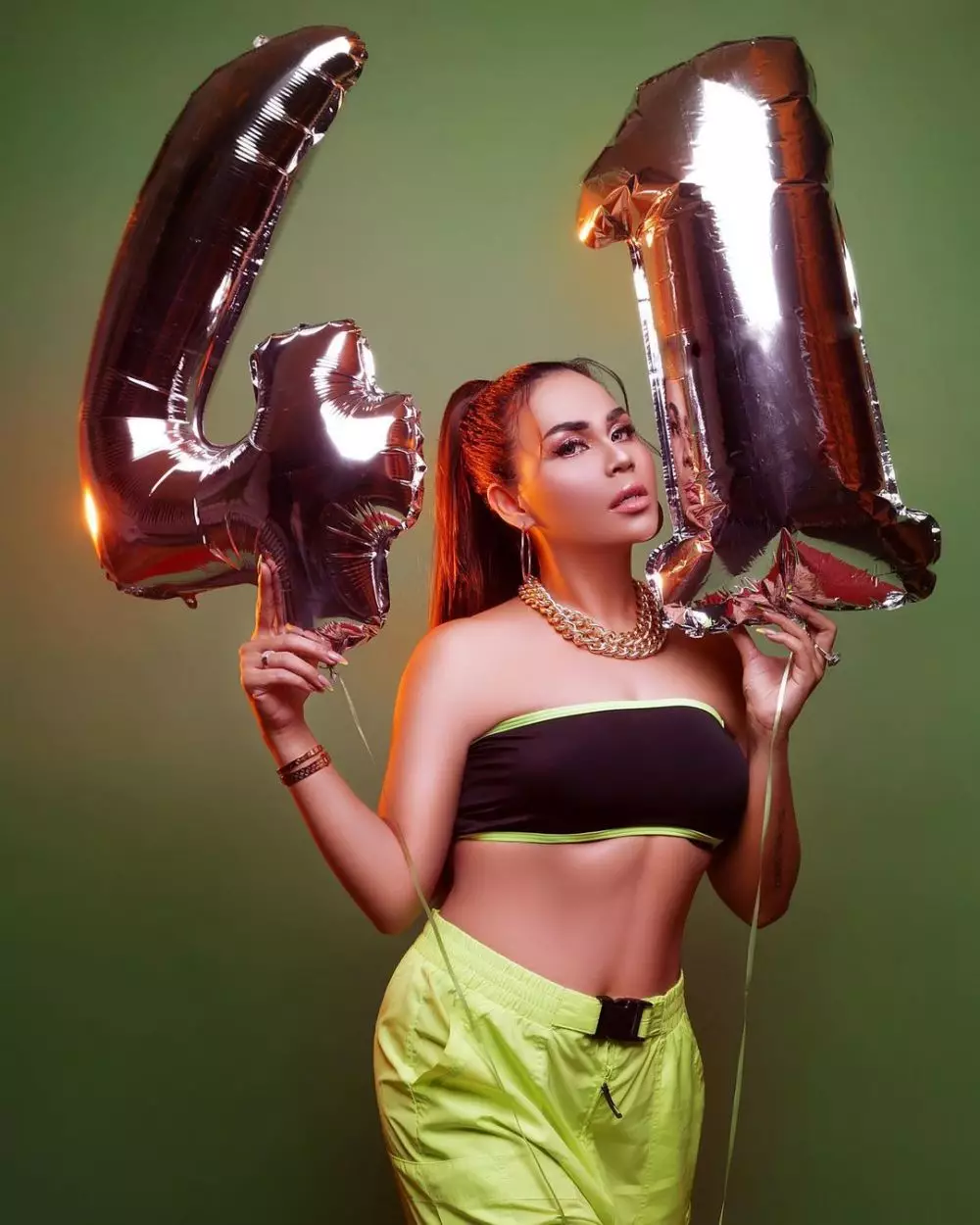 gaya pemotretan Melaney Ricardo rayakan ultah © Instagram