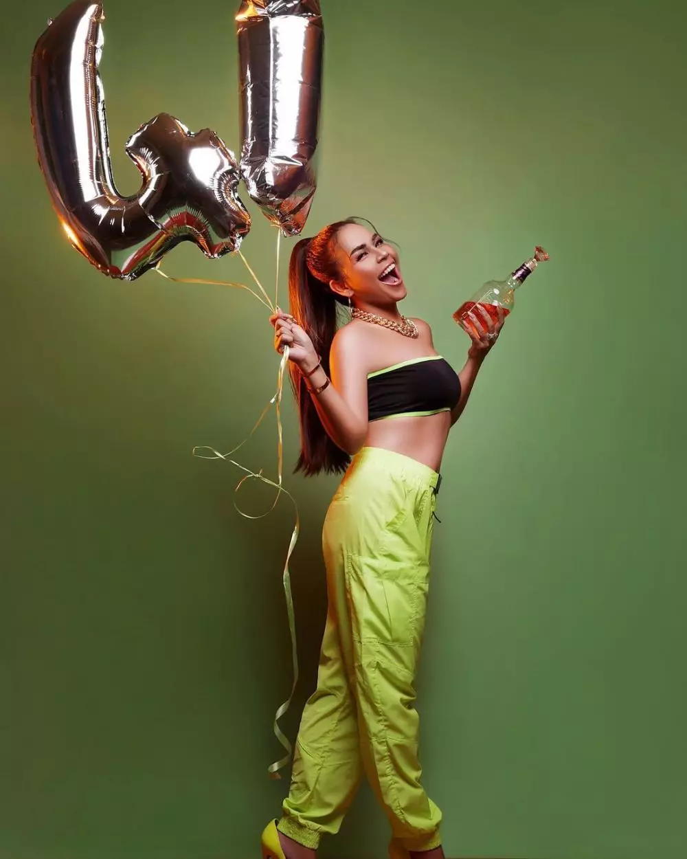 gaya pemotretan Melaney Ricardo rayakan ultah © Instagram