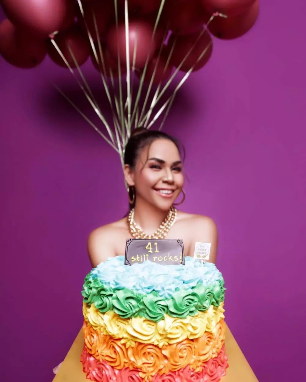 gaya pemotretan Melaney Ricardo rayakan ultah © Instagram