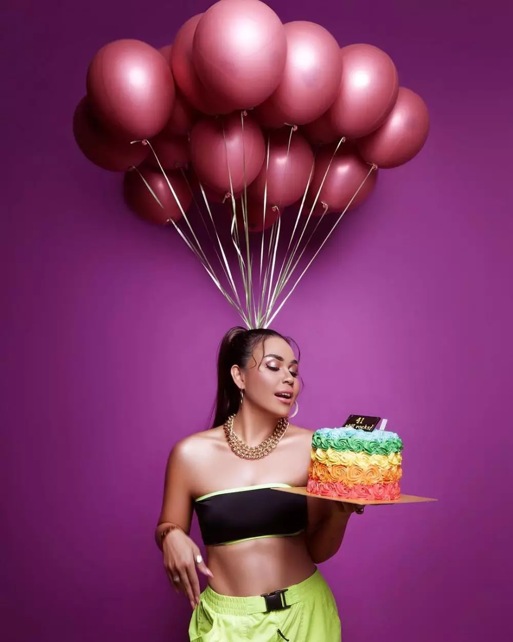 gaya pemotretan Melaney Ricardo rayakan ultah © Instagram