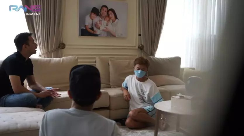 Momen Raffi Ahmad beri kejutan ultah untuk Sensen © YouTube Momen Raffi Ahmad beri kejutan ultah untuk Sensen © YouTube