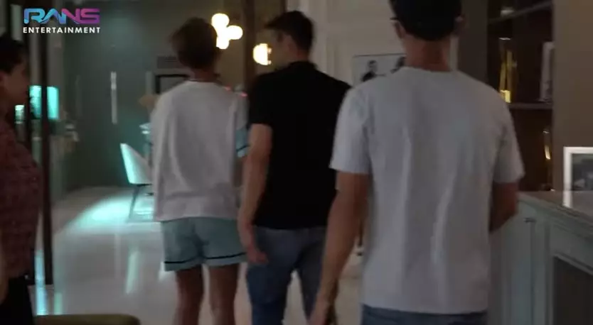 Momen Raffi Ahmad beri kejutan ultah untuk Sensen © YouTube Momen Raffi Ahmad beri kejutan ultah untuk Sensen © YouTube