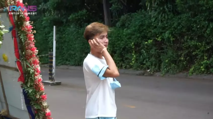 Momen Raffi Ahmad beri kejutan ultah untuk Sensen © YouTube Momen Raffi Ahmad beri kejutan ultah untuk Sensen © YouTube