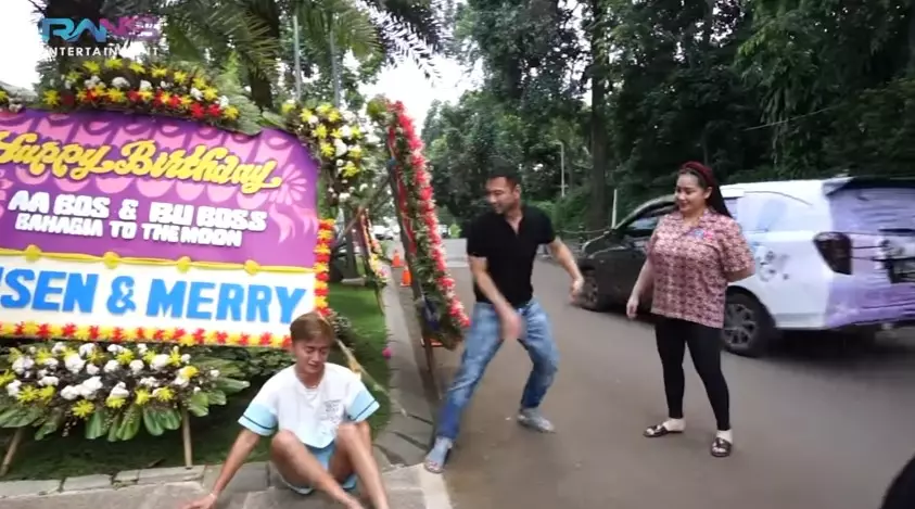 Momen Raffi Ahmad beri kejutan ultah untuk Sensen © YouTube Momen Raffi Ahmad beri kejutan ultah untuk Sensen © YouTube