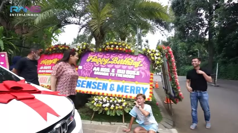 Momen Raffi Ahmad beri kejutan ultah untuk Sensen © YouTube Momen Raffi Ahmad beri kejutan ultah untuk Sensen © YouTube