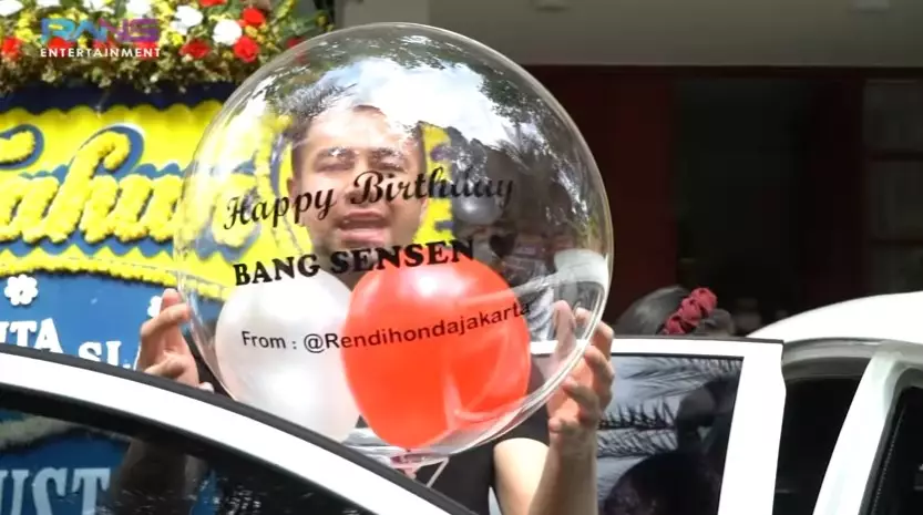 Momen Raffi Ahmad beri kejutan ultah untuk Sensen © YouTube Momen Raffi Ahmad beri kejutan ultah untuk Sensen © YouTube