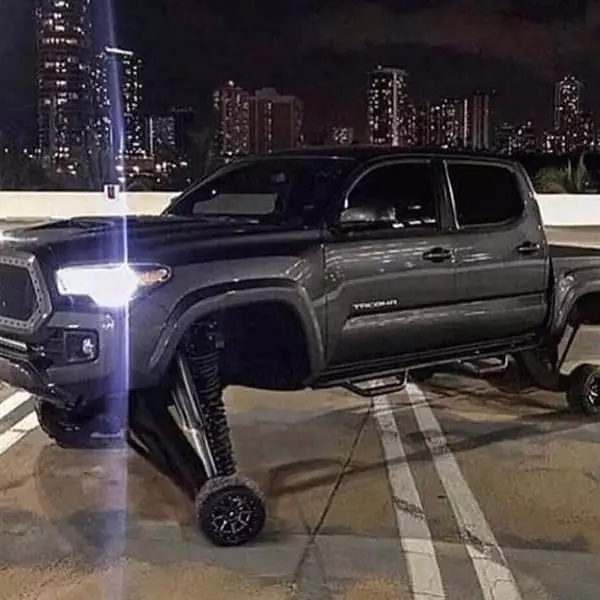 parkir kendaraan nyeleneh © berbagai sumber