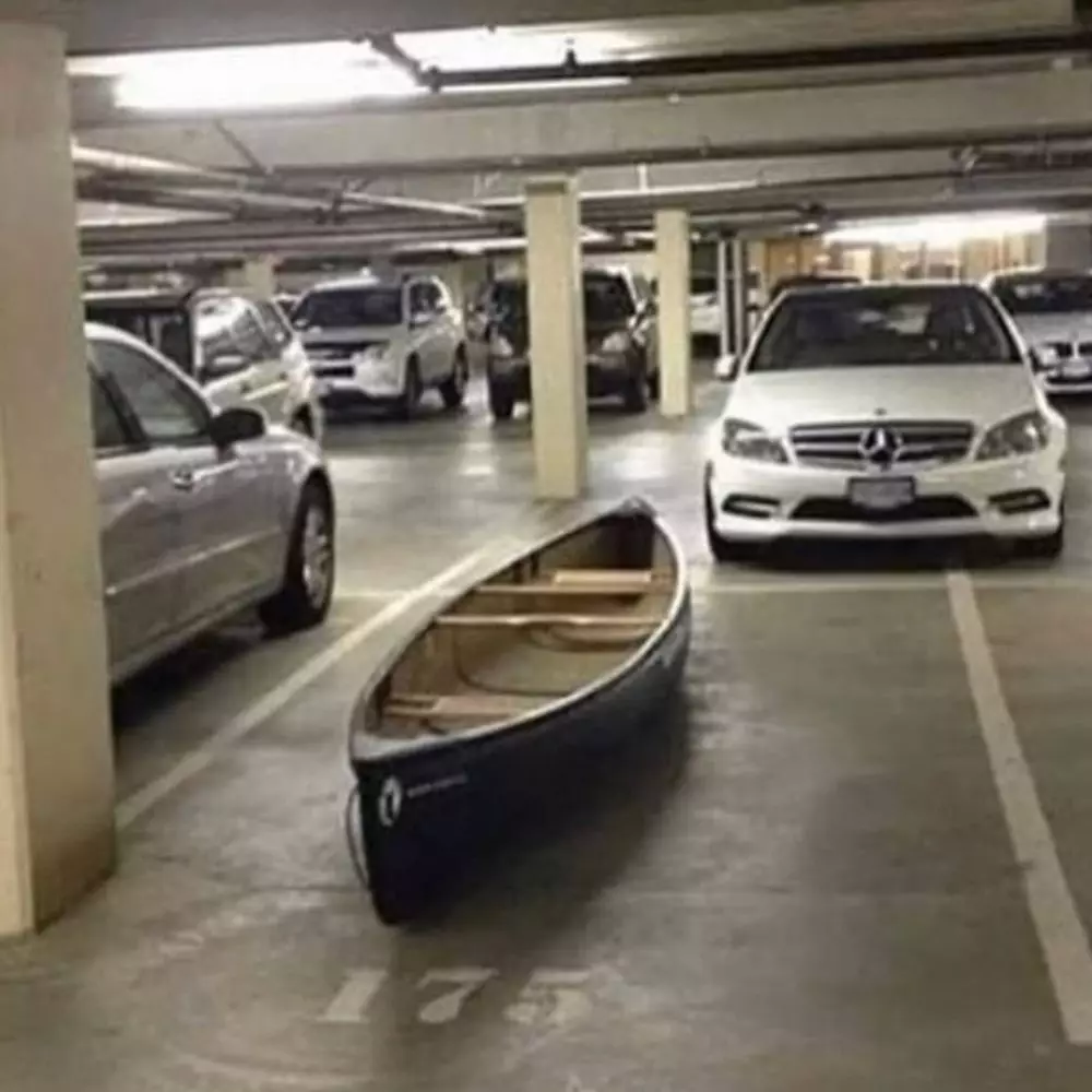 parkir kendaraan nyeleneh © berbagai sumber