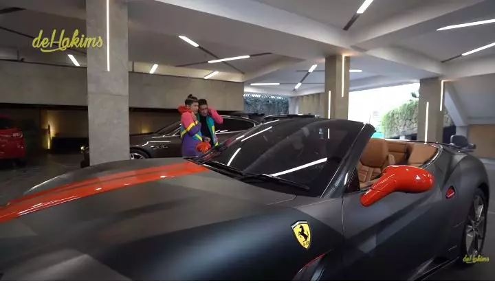 potret kantor indra kenz © YouTube